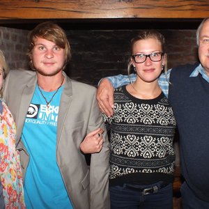  Vlnr is Karli van Straten, Dickie Chivell, Sanchia Chivell en Wilfred Chivell tydens ‘n Mariene-aand waartydens hulle wedervaringe aan die Nieu-Seelandse Kuslyn aan gaste oorgedra is